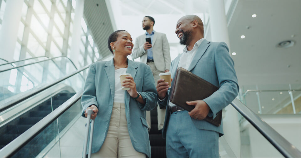 Illustration de deux employés debout avec des valises, symbolisant un voyage d'affaires.